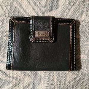 NWOT Fossil leather passport wallet